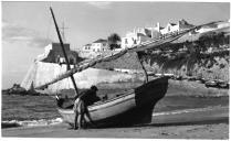 Fotografia de pescador e barco na praia dos Fotografia de pescadores - Ericeira