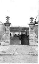 Fotografia do portão do Depósito da Remonta em Mafra