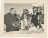 Inauguração de uma escola, fonte e lavadouro público, com a presença do Director Escolar Distrital, José Francisco de Moura, e o Presidente da Câmara Municipal de Mafra, Capitão João Lopes. 