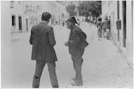 Fotografia Reprodução. Dois homens a conversar na Rua José Elias Garcia