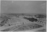 Fotografia Reprodução. Vista parcial do Terreiro D. João V e Escola Conde Ferreira - Mafra