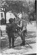 Fotografia Reprodução. Dois homens a conversar na Praça da República