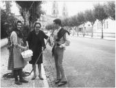 Fotografia de Casal com traje saloio a conversar com uma senhora - Av. 25 de Abril - Mafra