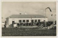 Inauguração de escola primária do Plano dos Centenários no concelho de Mafra, com a presença do Governador Civil de Lisboa, Dr. Mário Madeira, e o Presidente da Câmara Municipal de Mafra, Capitão João Lopes. 