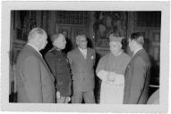 Fotografia  da visita do Cardeal Cerejeira a Mafra para assistir ao encerramento das festividades de Nossa Senhora de Fátima