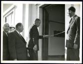 "Inaugurações de 10 de Novembro", com a presença do Governador Civil de Lisboa, Dr. Mário Madeira, e o Presidente da Câmara Municipal de Mafra, Capitão João Lopes. Inauguração da Escola Primária do sexo feminino da Malveira. O Governador Civil de Lisboa, Dr. Mário Madeira, executa o simbólico corte da fita.