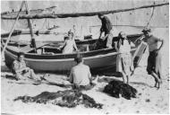 Fotografia Reprodução. Pescadores arranjando as redes de pesca - Ericeira