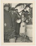 Inauguração de uma escola, fonte e lavadouro público, com a presença do Director Escolar Distrital, José Francisco de Moura, e o Presidente da Câmara Municipal de Mafra, Capitão João Lopes. 