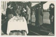 Caçada em Mafra em 27 de Janeiro de 1955 oferecida pelo Ministro da Economia. Aspecto do pequeno-almoço. O Eng. Saldanha, eu [José Maria Saldanha Lopes], o Manuel da Parada, o Major Barrento, o Dr. Supico Pinto. Do lado direito, o Ministro da Itália.