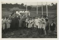 Inauguração de escola primária do Plano dos Centenários no concelho de Mafra, com a presença do Governador Civil de Lisboa, Dr. Mário Madeira, e o Presidente da Câmara Municipal de Mafra, Capitão João Lopes.