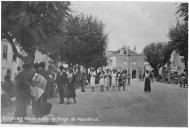 Fotografia Reprodução de postal. Ericeira passeando na Praça da República