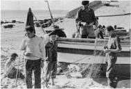 Fotografia Reprodução. Pescadores arranjando as redes de pesca - Ericeira