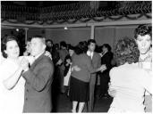 Fotografia de Baile no salão do antigo casino da Ericeira - Público a dançar