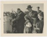 Inauguração de uma escola, fonte e lavadouro público, com a presença do Director Escolar Distrital, José Francisco de Moura, e o Presidente da Câmara Municipal de Mafra, Capitão João Lopes. 