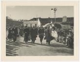 Inauguração de uma escola, fonte e lavadouro público, com a presença do Director Escolar Distrital, José Francisco de Moura, e o Presidente da Câmara Municipal de Mafra, Capitão João Lopes. 