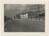  Av. Oliveira Salazar, actual Av. 25 de Abril, em Mafra, e o edifício do antigo cinema. 