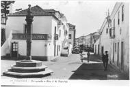 Fotografia Reprodução de postal. Ericeira - Largo Pelourinho e Rua Cinco de Outubro