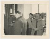 Inauguração de uma escola, fonte e lavadouro público, com a presença do Director Escolar Distrital, José Francisco de Moura, e o Presidente da Câmara Municipal de Mafra, Capitão João Lopes. 