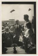 Inauguração de escola primária do Plano dos Centenários no concelho de Mafra, com a presença do Governador Civil de Lisboa, Dr. Mário Madeira, e o Presidente da Câmara Municipal de Mafra, Capitão João Lopes. 