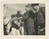 Inauguração de uma escola, fonte e lavadouro público, com a presença do Director Escolar Distrital, José Francisco de Moura, e o Presidente da Câmara Municipal de Mafra, Capitão João Lopes. 