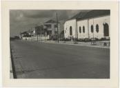  Av. Oliveira Salazar, actual Av. 25 de Abril, em Mafra, e o edifício do antigo cinema. 