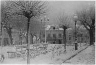 Fotografia Reprodução. Vista parcial da Praça da República com neve - Mafra