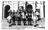 Fotografia de Rancho Folclórico de Santo André de Mafra na escadaria da Basilica do Palácio Nacional de Mafra