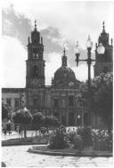 Fotografia Reprodução. Fachada da Basílica Nacional de Mafra vista da Praça da República