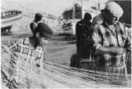 Fotografia Reprodução. Pescadores arranjando as redes de pesca, pormenor - Ericeira